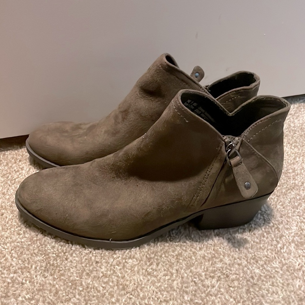 Dark green heeled bootie